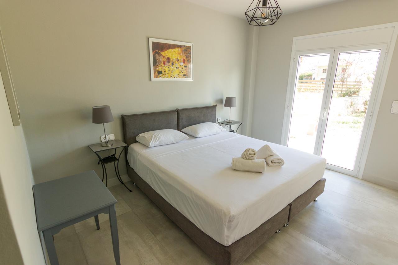 Amera - Troumpas Family Apartments Leonídion エクステリア 写真